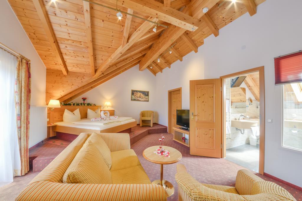 Metzgerei Gasthof Oberhauser - Hotel Zur Post Egling Εξωτερικό φωτογραφία